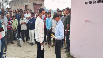 Dead body of a young man found hanging at the gate of Junior High School, had come to the village three days a