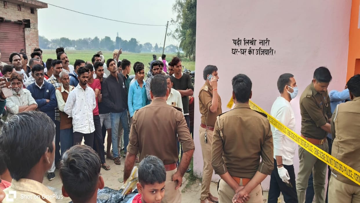 Dead body of a young man found hanging at the gate of Junior High School, had come to the village three days a
