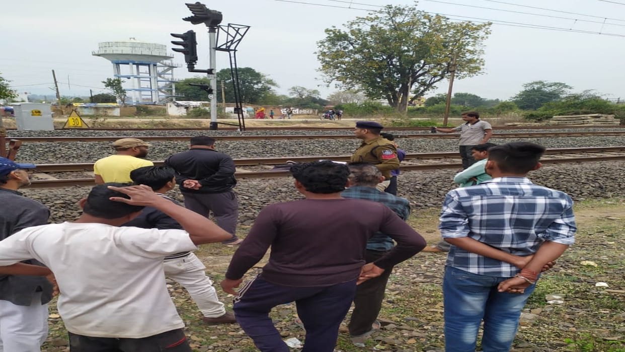 Dead body of young man found in suspicious condition on railway track