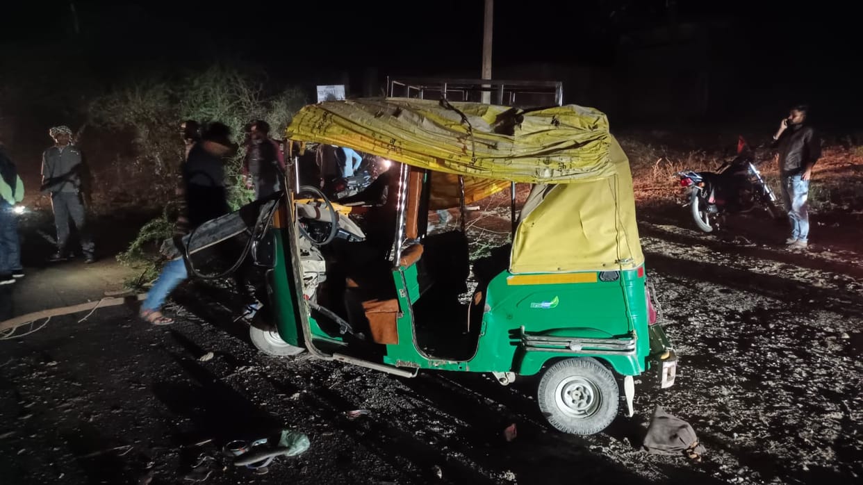Etawah Accident, Big vehicle collides with auto, one dead and four injured, angry villagers try to block it