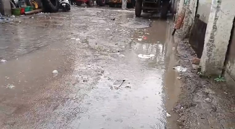 Weather turned again in Orai, raining clouds made one feel cold, roads submerged, farmers also suffered loss
