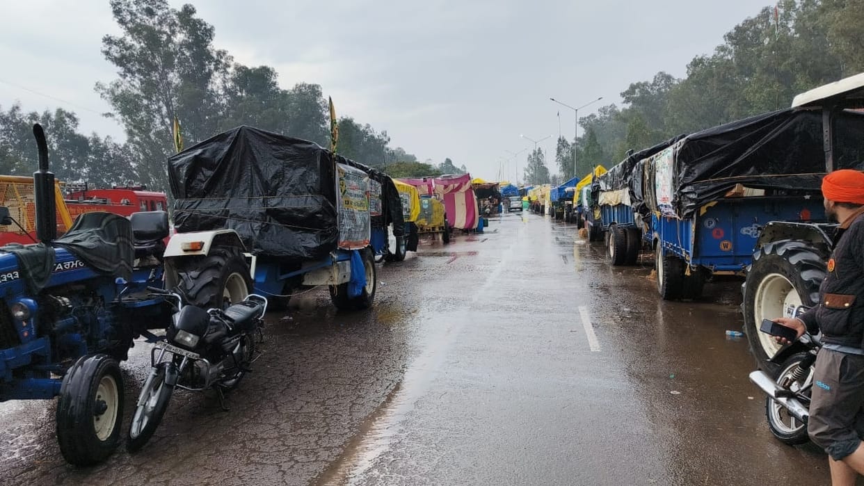 Rain falling heavily on farmers: Lines of worry on forehead of agitators, problems are being faced since night