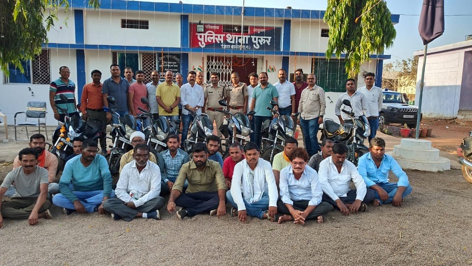 gambling party was organized in the dense forest police laid siege and arrested 17 gamblers in Balod