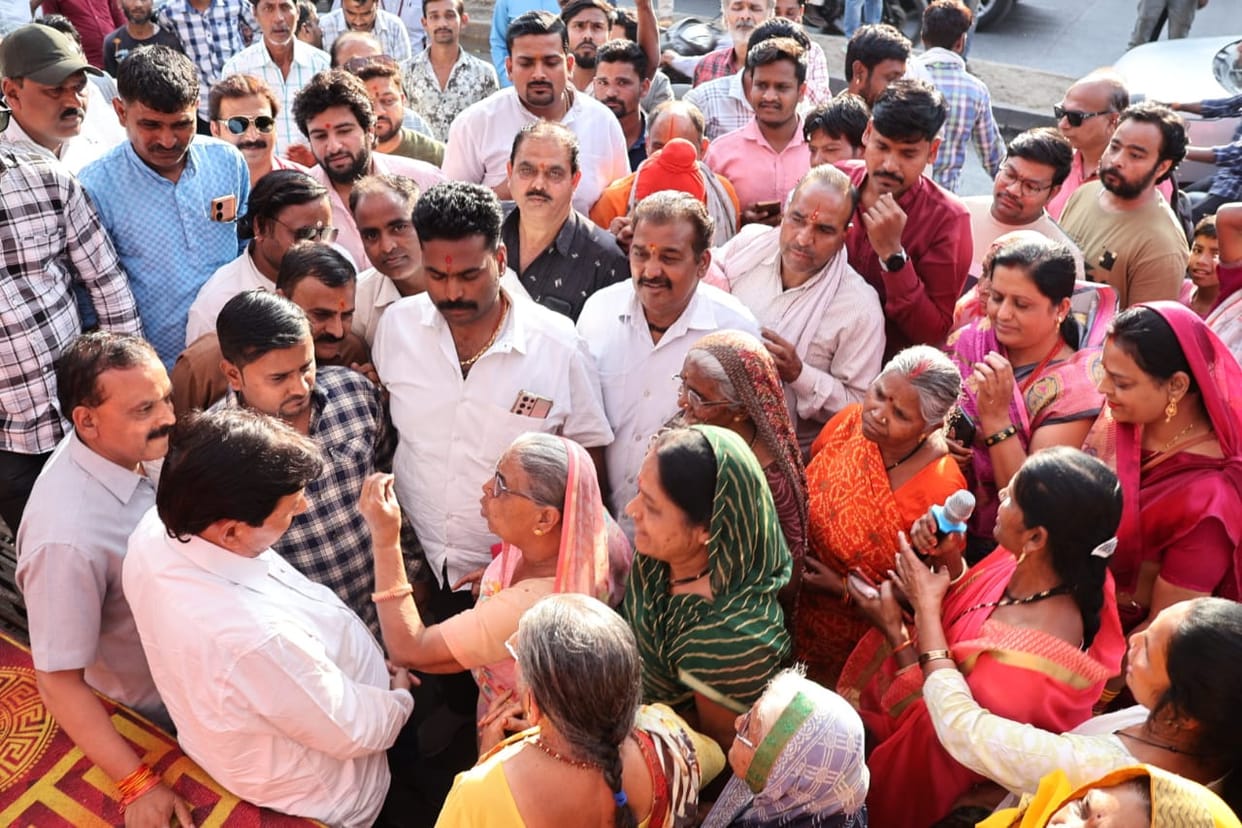 Indore: MLA Mendola along with residents protested against the liquor shop, joined the protest