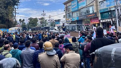 Uttarakhand unemployed union marched to CM residence clashed with police read All Updates in hindi