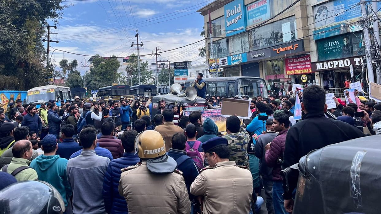 Uttarakhand unemployed union marched to CM residence clashed with police read All Updates in hindi
