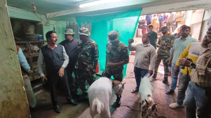 Municipal Corporation pasted notices on meat shops near Kashi Vishwanath Temple