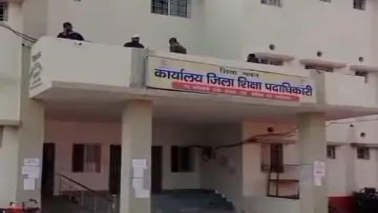 West Champaran News: DEO suspended 21 head teachers for negligence in discharging responsibilities