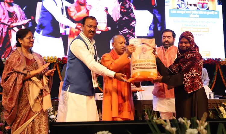 UP: मुख्यमंत्री योगी बोले- 2017 के पहले प्रदेश में भूख से मौतें होती थीं, अब हर किसी को मिल रहा राशन