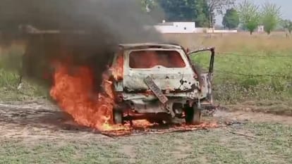 Aligarh News: चलती कार में लगी आग, खेत में उतार ले गया गाड़ी को, कूद कर बचाई जान Fire broke out in a moving car