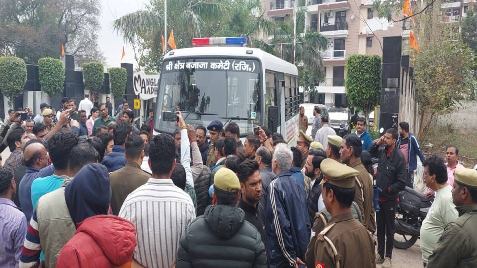 demand for arrest of accused policeman and others in case of death of senior advocate in Agra