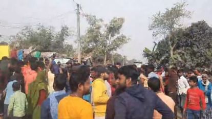 Bihar: हाइवा ट्रक ने घर के बाहर बैठे परिवार समेत सात लोगों को रौंदा, सास-बहू समेत तीन की मौत; चार लोग नाजुक Bihar: Uncontrolled Hyva truck crushed 7 people, 3 including mother-in-law daughter-in-law died; 4 critical