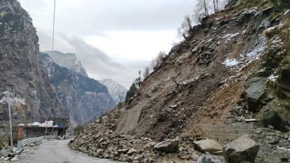 Uttarakhand Landslide: बारिश के बाद बदरीनाथ हाईवे पर जगह-जगह आया मलबा, सात घंटे बंद रहा रास्ता Uttarakhand Landslide Badrinath Highway Remains closed for Seven Hours due to debris came