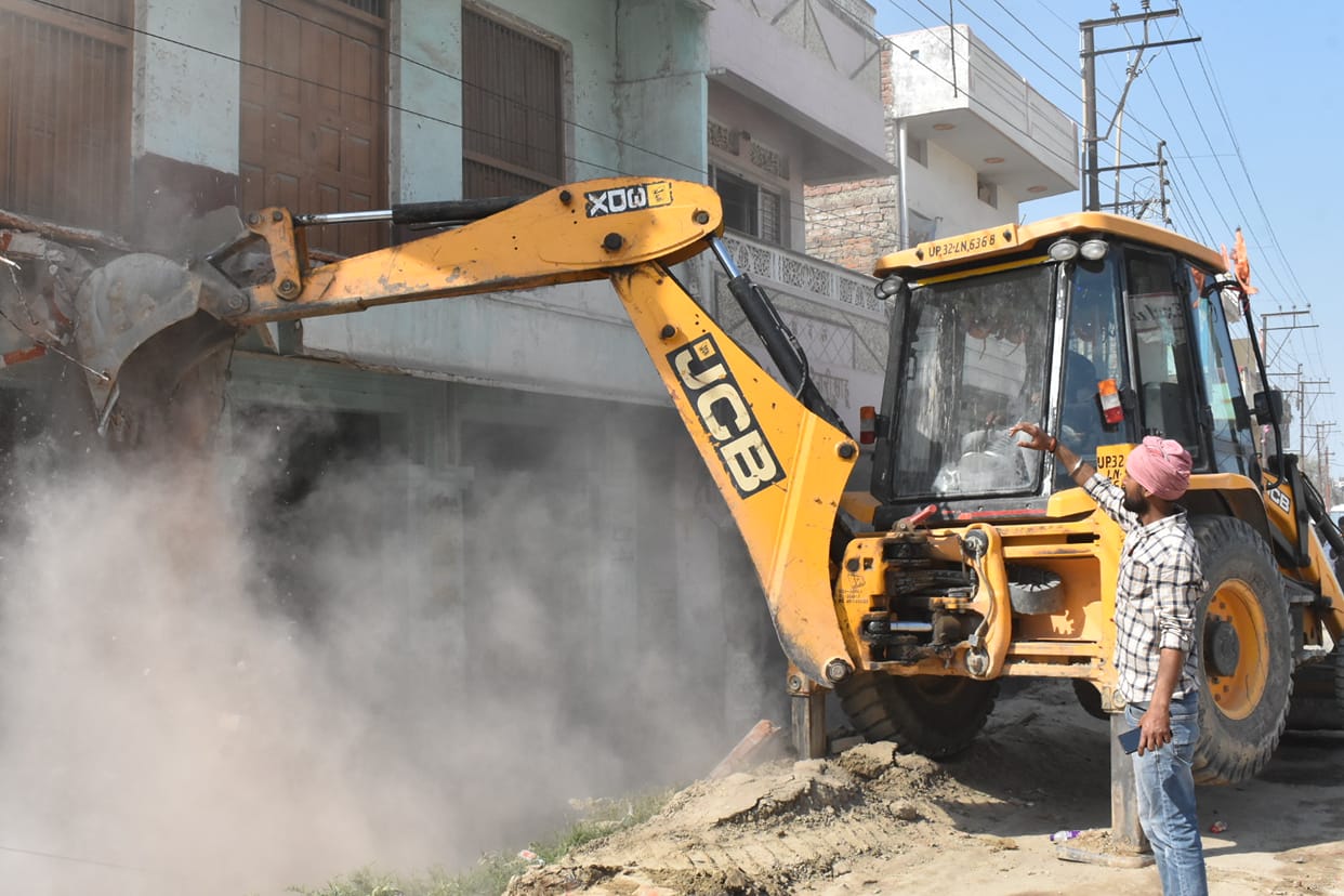 Bulldozer action to remove encroachment for widening of Lahartara BHU road