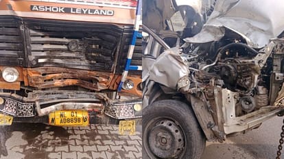 Delhi Road Accident: Truck And Car Collide On Badarpur Flyover News in Hindi