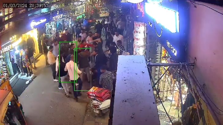 Two people beat up the lawyer after hitting him in the car