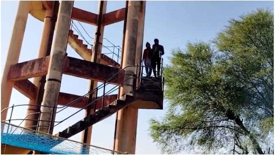 Family members of deceased Sachin climbed on water tank demanding justice in Dausa