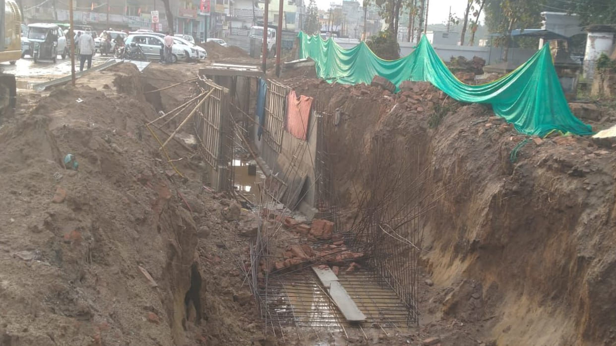 Wall of drain under construction collapsed near Padleganj intersection in Gorakhpur, three injured