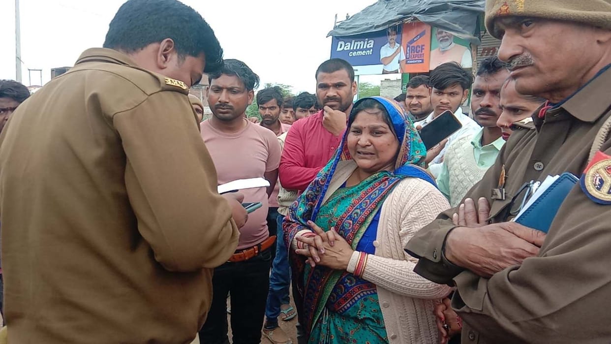 Auraiya: Bag full of cash and jewelery looted from woman