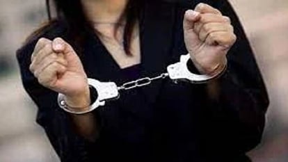 Main accused girl of honey trap gang arrested in Bareilly