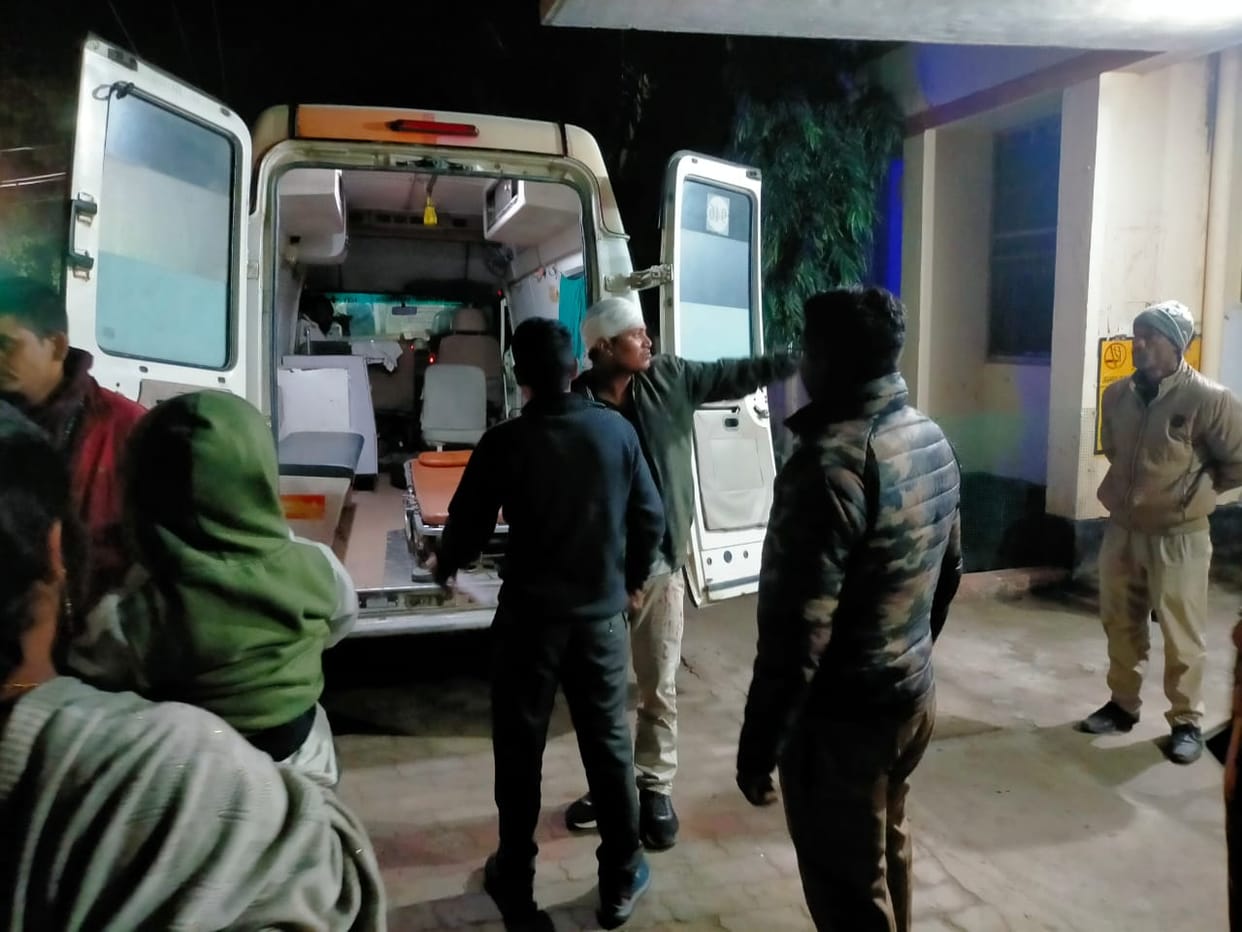 accident on jaunpur azamgarh highway many people injured after overturned bus of devotees of vindhyachal