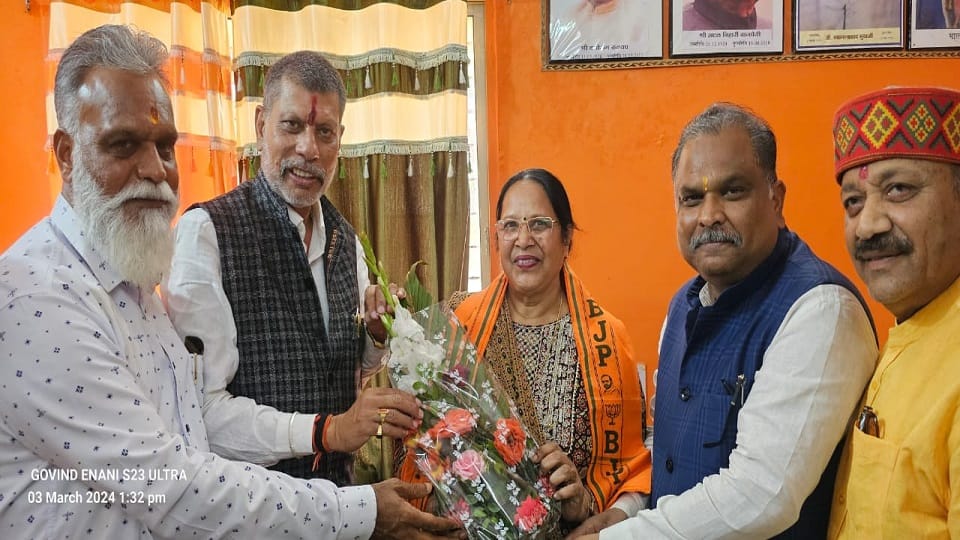 Shock to Congress before Lok Sabha elections seven people including District Women President joined BJP in Jag
