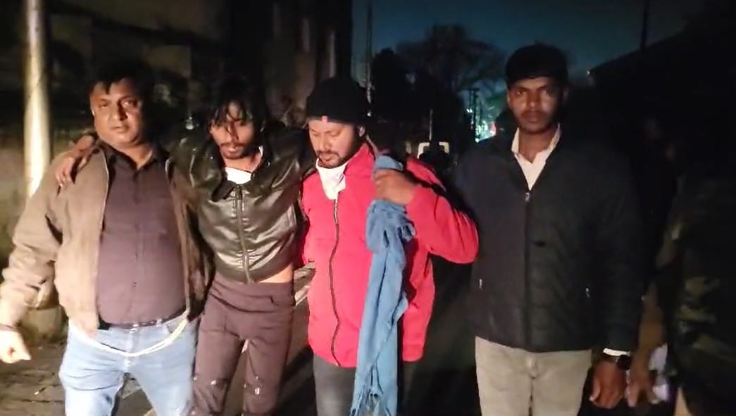 Kanpur kidnapping case, Police encounter with kidnappers, shot in the leg in retaliation, innocent child recov