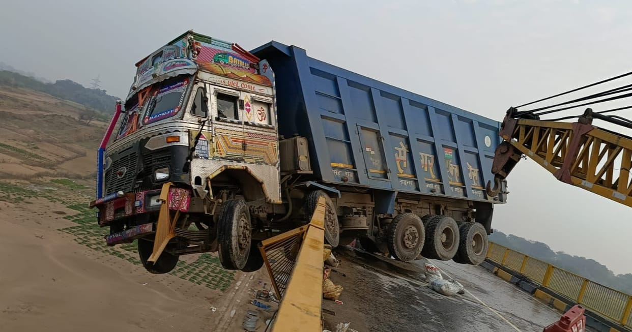 Uncontrolled dumper broke the railing of the bridge and hung over the river, the driver narrowly escaped