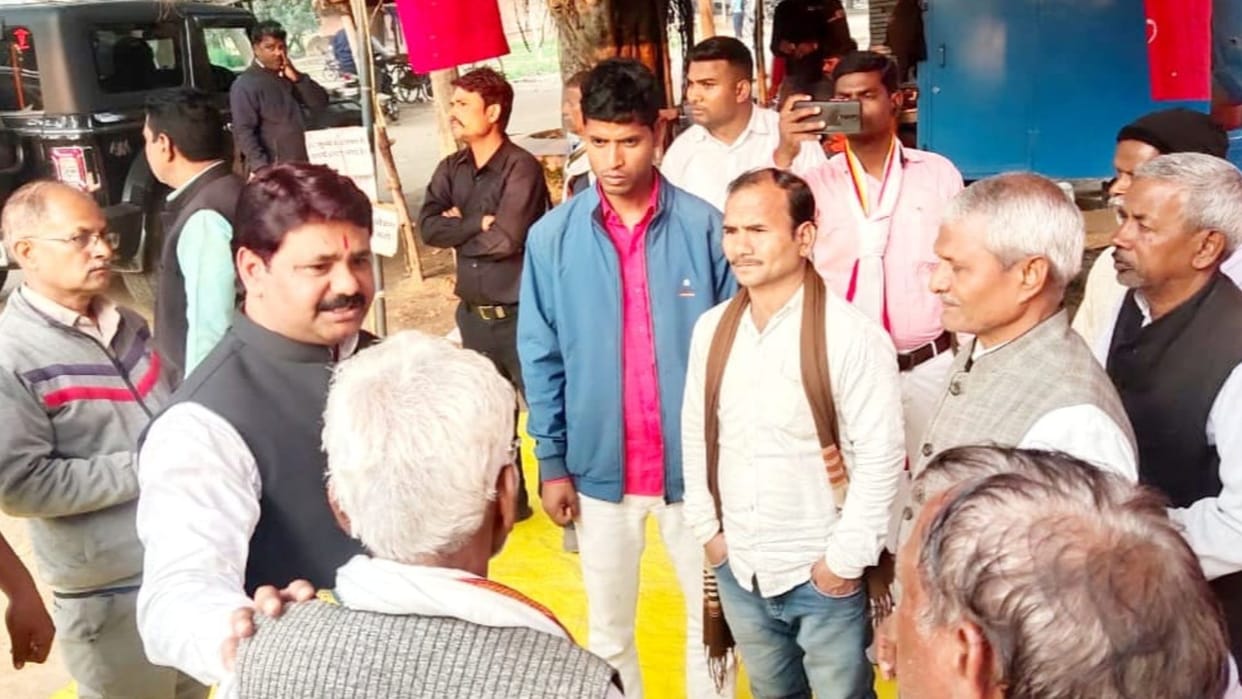 Farmers sat strike rain and cold to against Kashi Dwar Project in varanasi