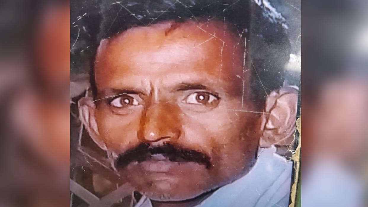 Dead body of villager found hanging from a tree on the roadside in Budaun