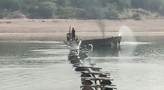 Sehore: Sand smuggling was going on in the middle of Narmada, Mineral Department caught three submarines.