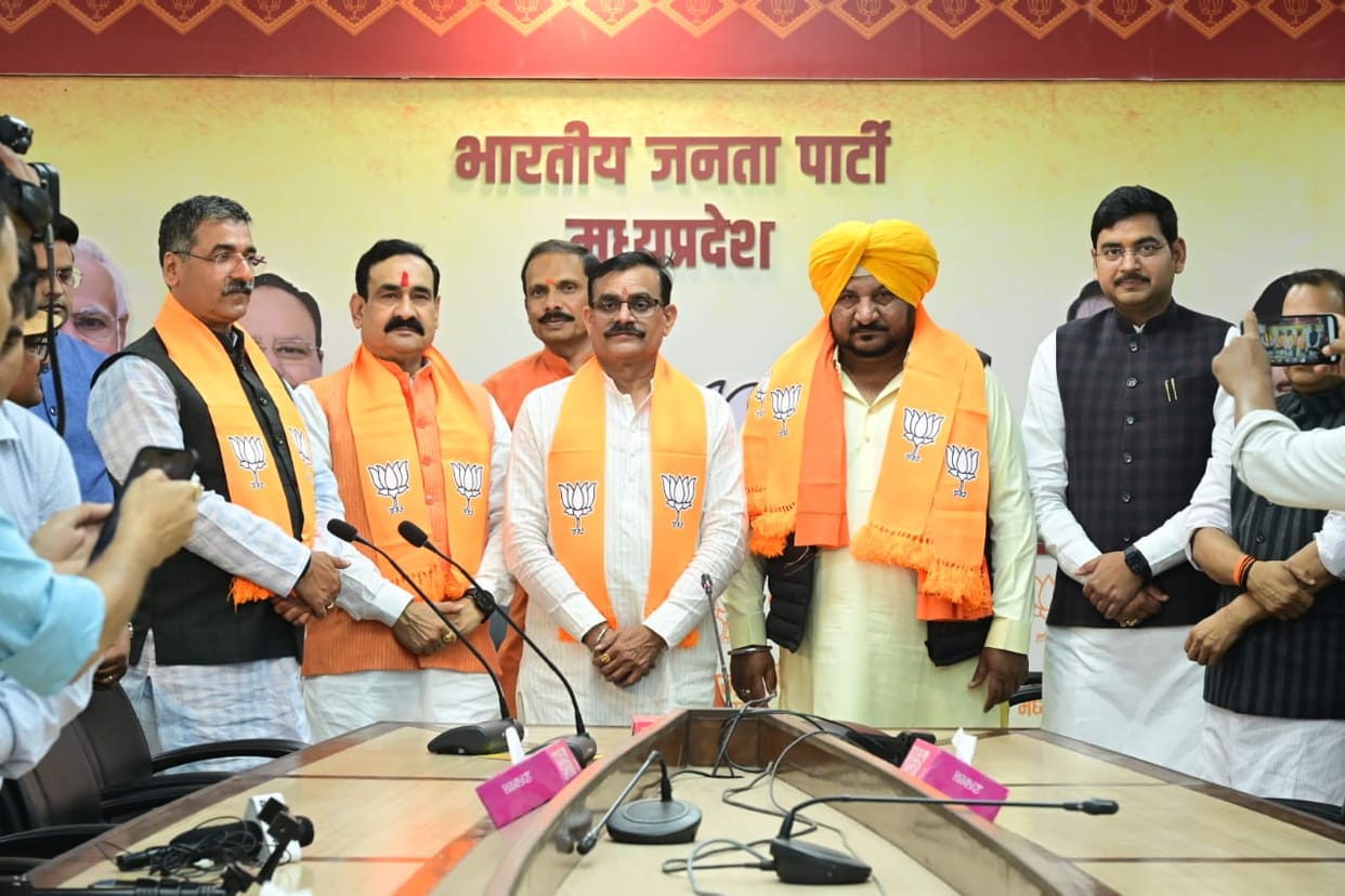 MP News: Before Lok Sabha elections, Congress leaders and former IPS officer took membership of BJP.