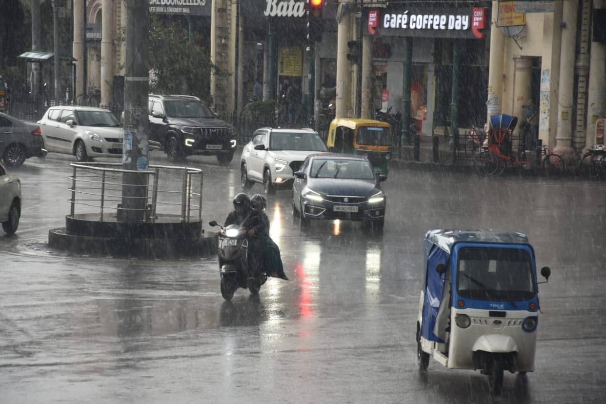 Weather of UP: Dense clouds covered the entire state, heavy rains are occurring in many districts