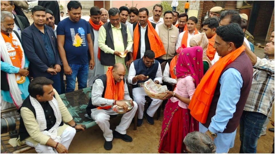 घूमना गांव पहंचे सीपी जोशी।