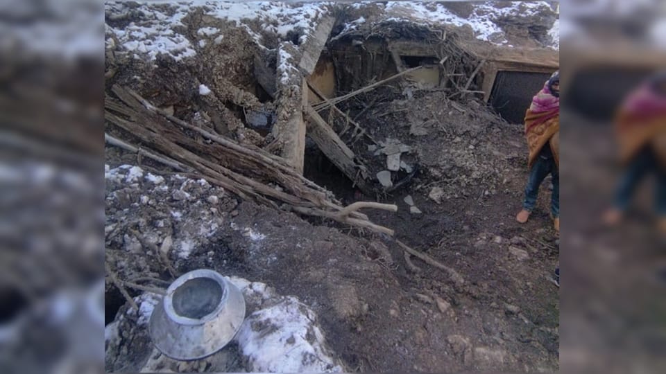 jammu kashmir weather update: Rain disaster Kutcha houses collapsed mother along with three children died