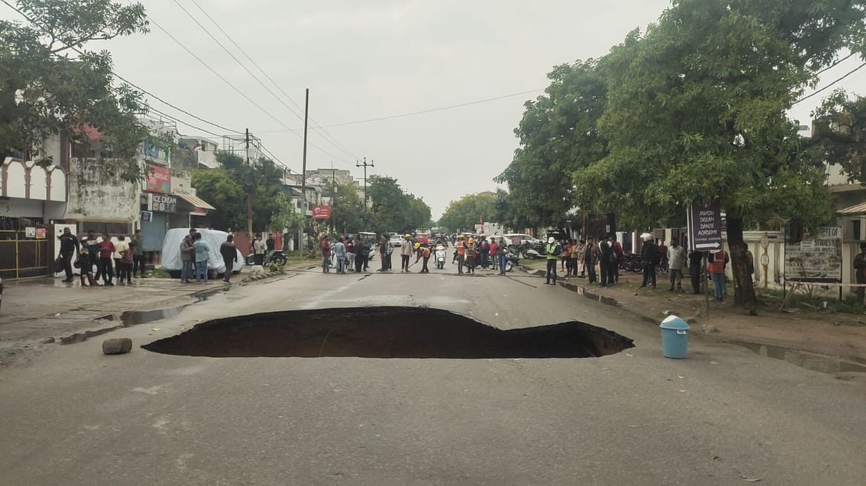 Lucknow: Roads caved in due to rain, cars stuck in pits, bad weather in the entire state including the capita