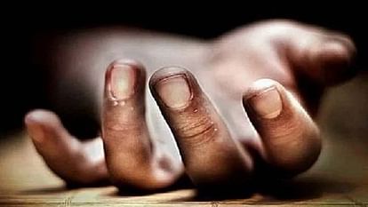 Banda: शराब के नशे में मां से मांग रहा था चाबी, मना किया तो युवक ने दी जान Banda: Young man committed suicide