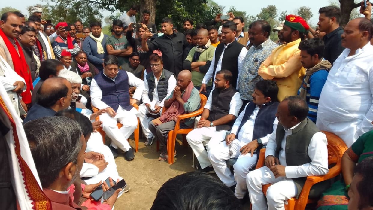 Samajwadi Party leaders meet family members in murder case teenage