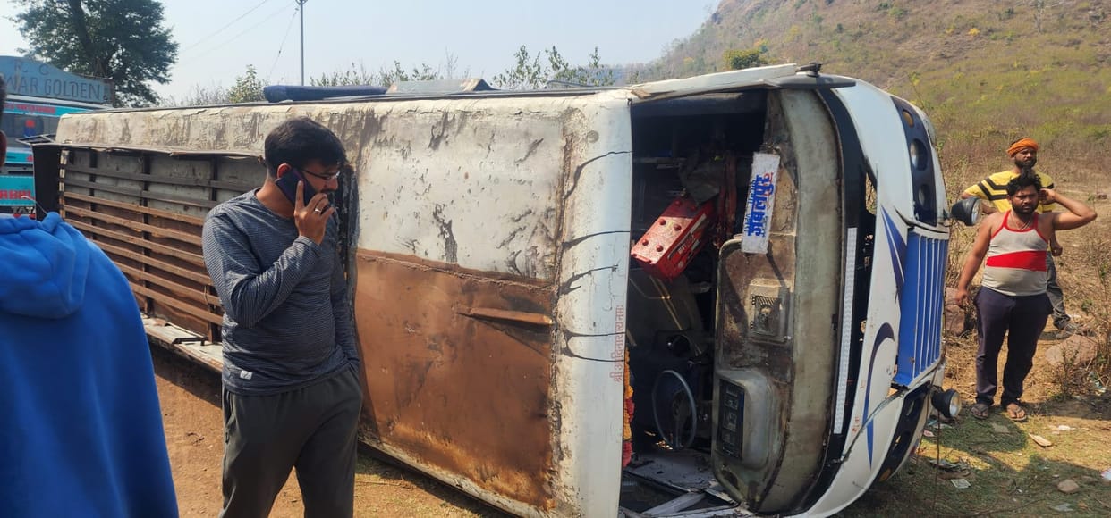 Damoh: Bus overturned out of control on Damoh-Jabalpur road, condition of four is critical