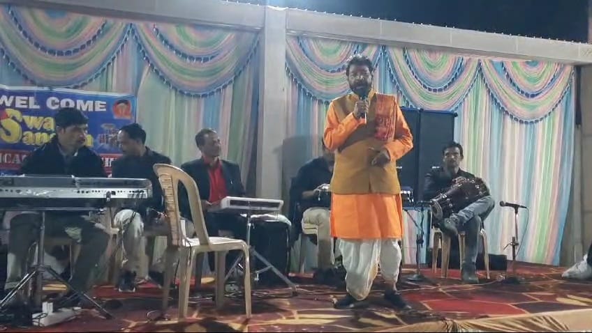 Damoh: Unique style of former MP Kusmaria, 80 year old Babaji sang songs in the wedding ceremony.