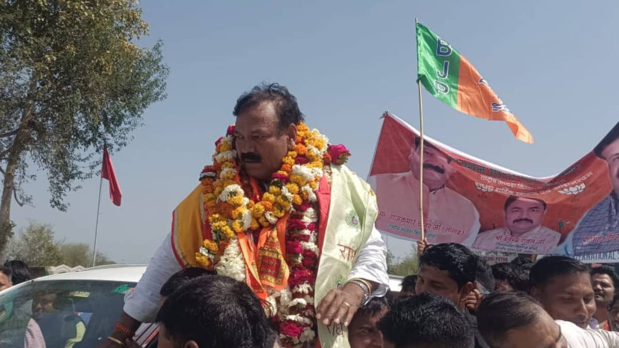 People welcomed MP Rajkumar Chahar who reached Agra