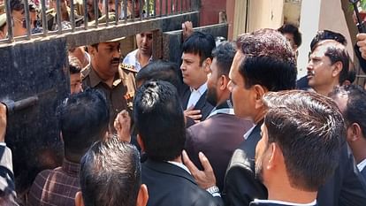 Advocates demonstrated in Collectorate demanding arrest of policemen in case of lawyer death