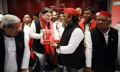 अखिलेश यादव को साइकिल भेंट करते अंकित शर्मा