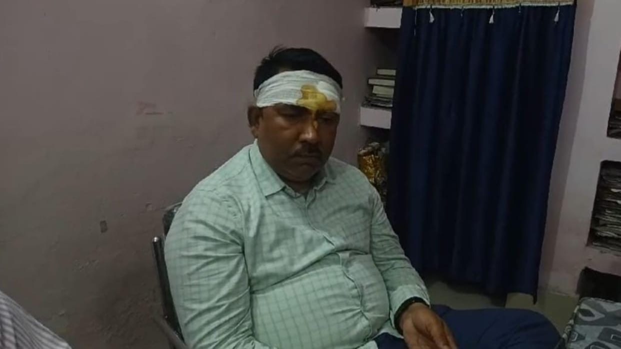 Bihar News : Headmaster attacks DEO in Muzaffarpur, KK Pathak news.education department.