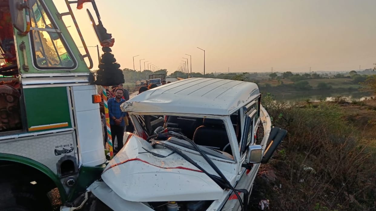 Direct collision between Bolero and truck on Nohta bridge of Damoh