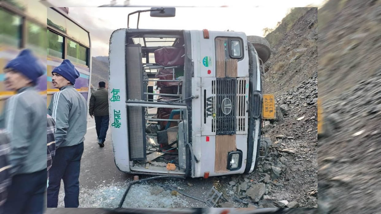 Roadways bus Accident In Devprayag Bus coming from National Highway Chandigarh overturned passengers injured