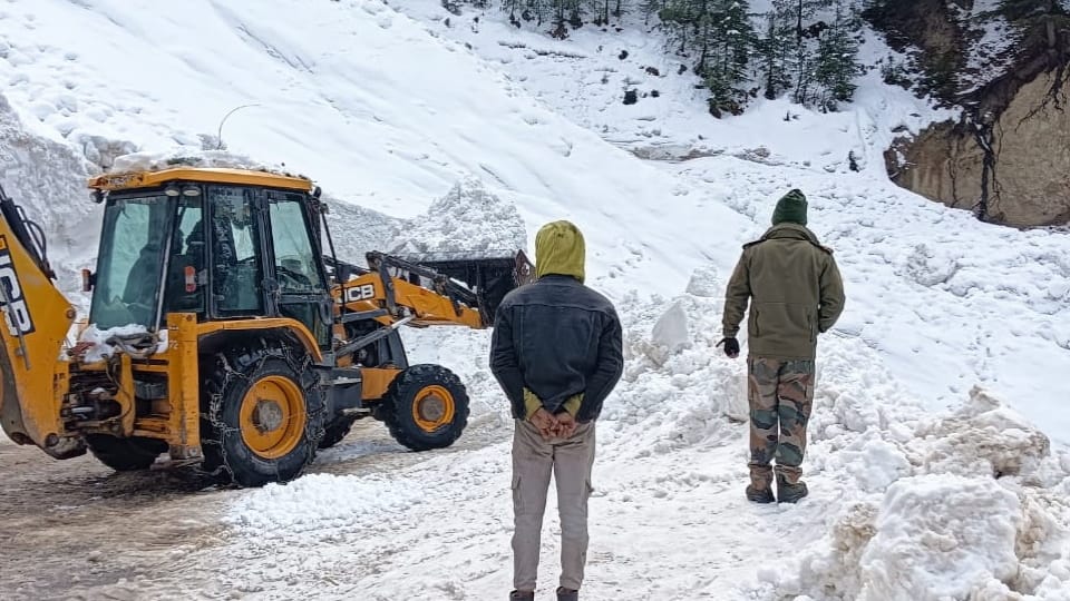 Heavy Snow up to six meters high accumulated on Gangotri Highway ahead of Bhairav Ghati