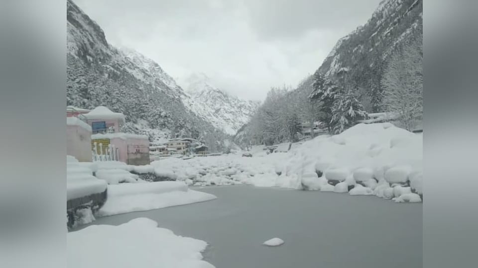 Uttarakhand Weather Gangotri Dham covered with white sheet of snow water of Bhagirathi Frozen Photos