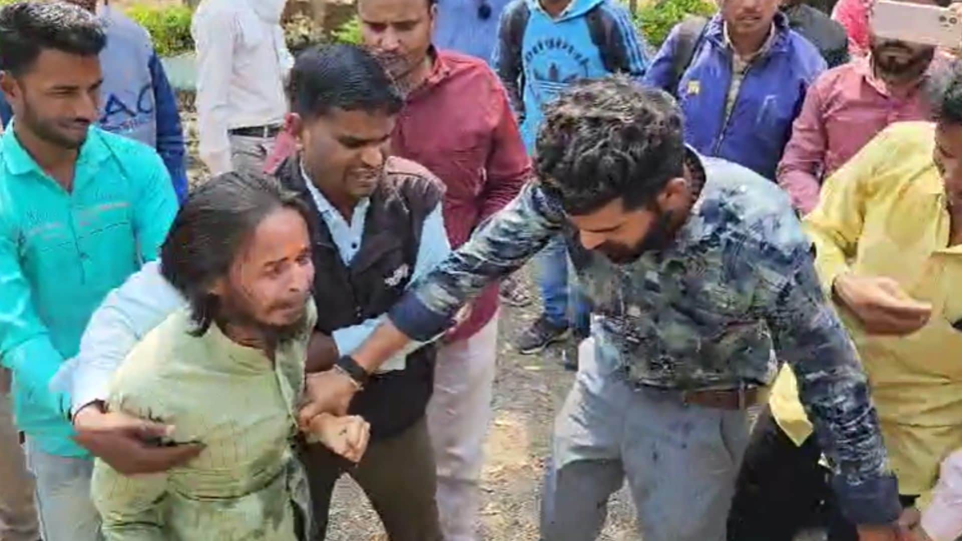 गुस्साए शिक्षक ने पेट्रोल डालकर आत्महत्या का किया प्रयास