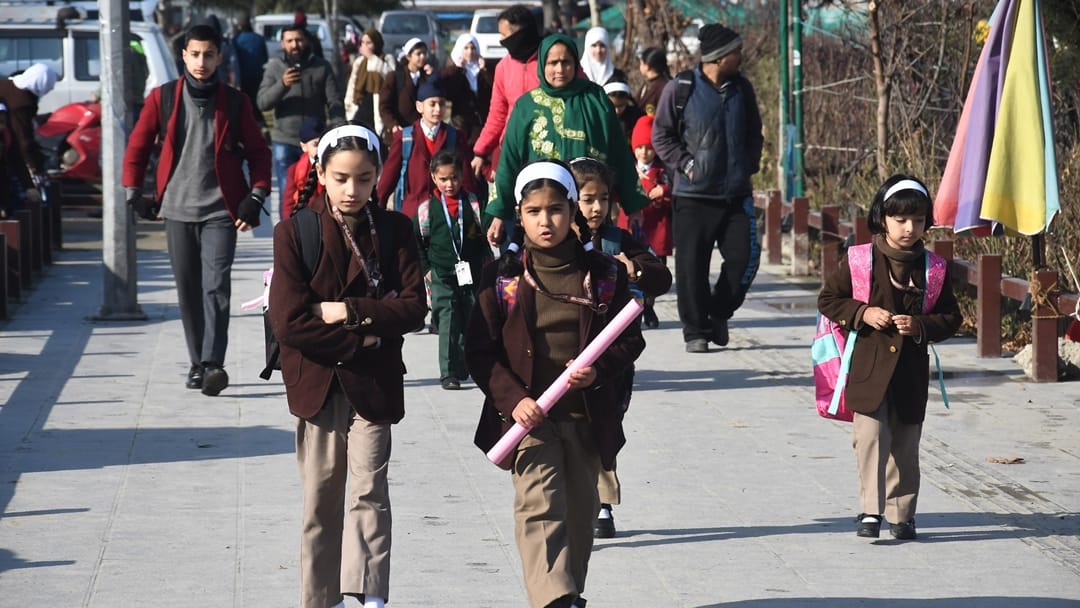 kashmir school reopen after after 95 days winter vacations Students back to schools